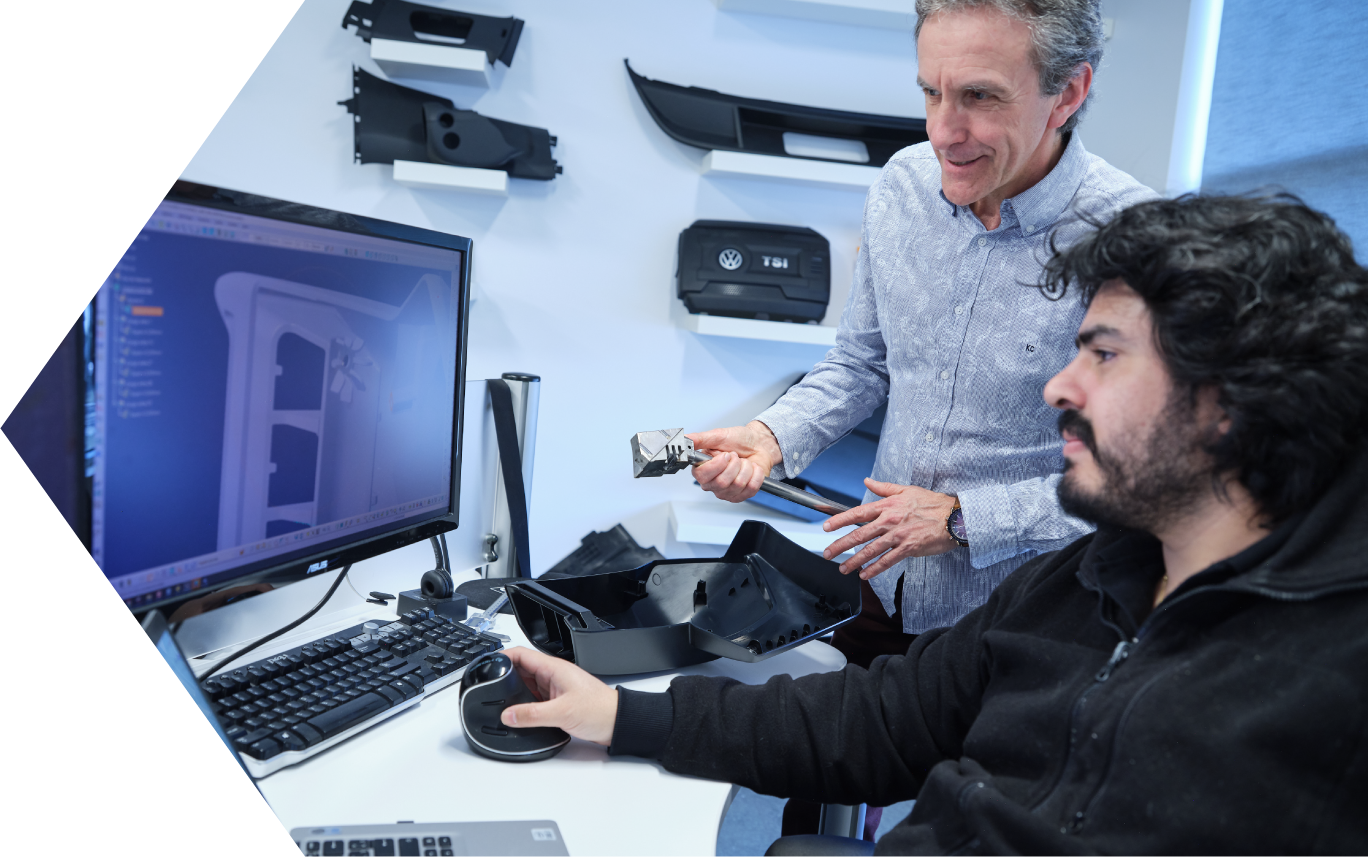 deux ingénieurs discutent de la conception d'une pièce de moulage par injection de plastique