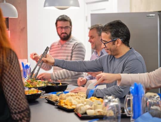 Empleado sirviendo el almuerzo en TIBO